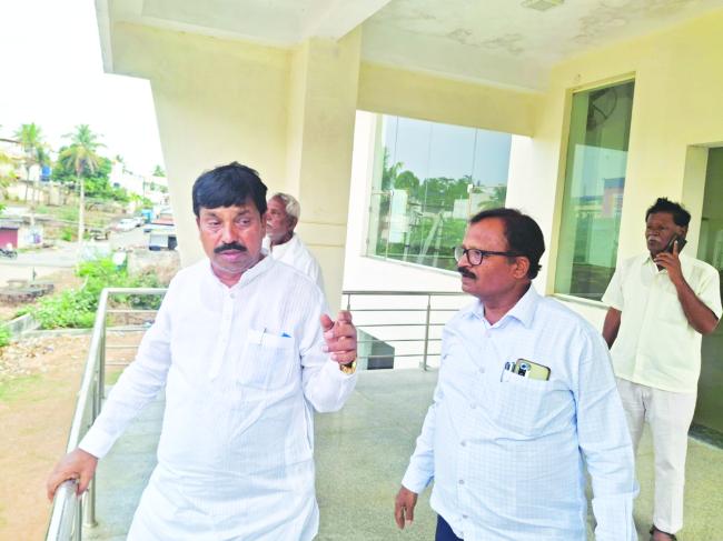 ಗೂಗಿಕಟ್ಟೆಯಲ್ಲಿರುವ ರಂಗಮಂದಿರದ ಕಟ್ಟಡಕ್ಕೆ ಉಪಸಭಾಧ್ಯಕ್ಷ ರುದ್ರ​‍್ಪ ಮಾನಪ್ಪ ಲಮಾಣಿ ಭೇಟಿ