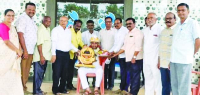 ಮಾಜಿ ಶಾಸಕ ಹಾಗೂ ವರ್ತಕರ ಸಂಘದ ಅಧ್ಯಕ್ಷ ಸುರೇಶ್ ಗೌಡ ಪಾಟೀಲ್ ಅವರಿಗೆ ಸನ್ಮಾನ