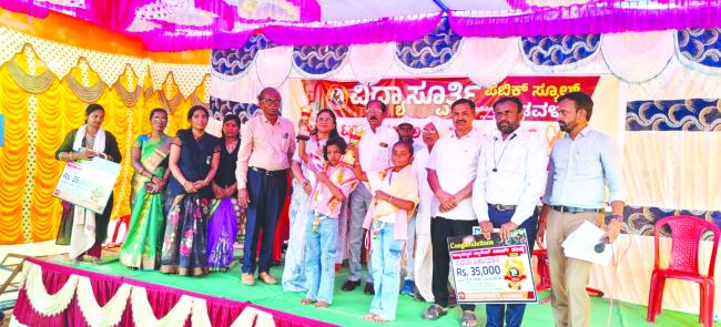 ಢವಳಗಿಯಲ್ಲಿ ವಿದ್ಯಾಸ್ಪೂರ್ತಿ ಟಾಲೆಂಟ್ ಅವಾರ್ಡ: ವಿಜೇತರಿಗೆ ಬಹುಮಾನ 