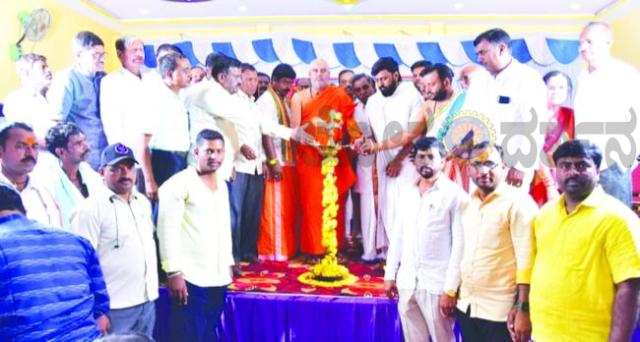 ಕನಕ ಸಮುದಾಯದ ಭವನ ಲೋಕಾರೆ​‍್ಣ ದ್ವೇಷ ಅಸೂಯೆ ತೊರೆದು ಉತ್ತಮ ಸಮಾಜ ನಿರ್ಮಿಸಿ 