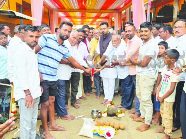 ಒಂದು ಕೋಟಿ  ವೆಚ್ಚದಲ್ಲಿ ಹಿರೇಬಾಗೇವಾಡಿಯ ರಸ್ತೆ ನಿರ್ಮಾಣ: ಭೂಮಿ ಪೂಜೆ
