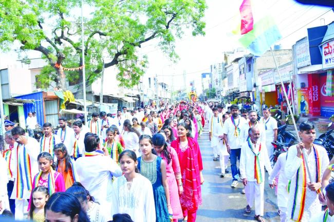 ಕೊಪ್ಪಳದಲ್ಲಿ ಭಗವಾನ್ ಮಹಾವೀರ ಜಯಂತಿಯ ಅರ್ಥಪೂರ್ಣ ಮೆರವಣಿಗೆ : ಸಂಘರ್ಷಮಯ ವಾತಾವರಣದ ಜಗತ್ತಿಗೆ ಮಹಾವೀರರ ತತ್ವಗಳು ಸರ್ವಕಾಲಕ್ಕೂ ಪ್ರಸ್ತುತ- ಕರ್ಣಕುಮಾರ 