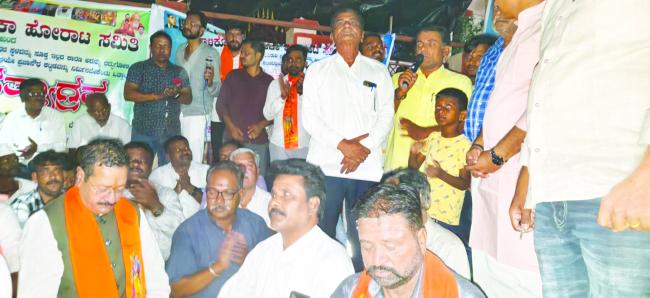 ತಾಳಿಕೋಟೆ ’ಪ್ರಜಾಸೌಧ’ ಸ್ಥಳ ವಿವಾದ: 36ನೇ ದಿನವೂ ಮುಂದುವರಿದ ಕಿಚ್ಚು!ಶಾಸಕ ಯತ್ನಾಳ್ ಎಂಟ್ರಿ: ಜನಸಾಮಾನ್ಯರ ಪರ ನಿಂತ ವಿಜಯಪುರ ಹುಲಿ ಹಿ "ನಿರ್ಜನ ಪ್ರದೇಶ ಬೇಡ, ಪಟ್ಟಣದಲ್ಲೇ ಇರಲಿ ಸೌಧ" 