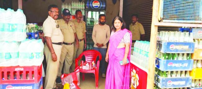 ತಂಪು ಪಾನೀಯ ಅಂಗಡಿಗಳಲ್ಲಿ ಅಕ್ರಮ ಮದ್ಯ ಮಾರಾಟ: ಇಬ್ಬರು ವಶಕ್ಕೆ 