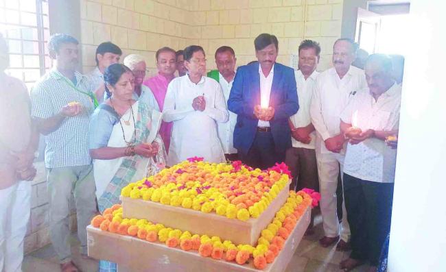 ಮೈಲಾರ ಮಹಾದೇವಪ್ಪನವರ ರಾಷ್ಟ್ರೇ​‍್ರಮ ನಮ್ಮೆಲರಿಗೂ ಆದರ್ಶ ಜಿಲ್ಲಾಧಿಕಾರಿ ಡಾ.ವಿಜಯಮಹಾಂತೇಶ ದಾನಮ್ಮನವರ 