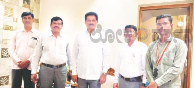 ಜಿಲ್ಲಾಧಿಕಾರಿಗಳಿಂದ ಮೊಬೈಲ್ ಮೂಲಕ ಸ್ವಯಂ ಗಣತಿ ದಾಖಲಾತಿ  