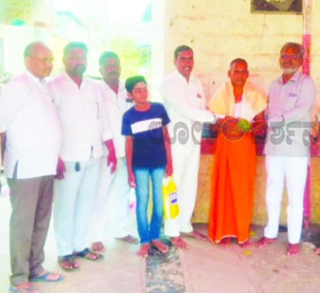   ಜೈನ ಬಸ್ತಿಯ ಪಂಡಿತರಿಗೆ ಶೀತಲ್ ಉಪಾಧ್ಯ ಸನ್ಮಾನ 