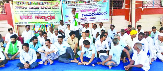 ತಾಳಿಕೋಟೆ ಪ್ರಜಾಸೌಧ ವಿವಾದ: 37ನೇ ದಿನಕ್ಕೆ ಕಾಲಿಟ್ಟ ಧರಣಿ ಹಿ ಬಾವೂರ ಗ್ರಾಮಸ್ಥರು ಹಾಗೂ ರೈತ ಸಂಘದ ಭರ್ಜರಿ ಬೆಂಬಲ 