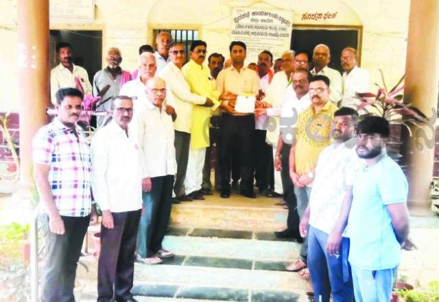 ಏಪ್ರಿಲ್ 10 ರ ಒಳಗೆ ಕೆರೆಯನ್ನು ಸ್ವಚ್ಛಗೊಳಿಸಿ ಇಲ್ಲವಾದರೆ ರಸ್ತೆ ಬಂದ್ ಮಾಡಿ ,ಬೃಹತ್ ಪ್ರತಿಭಟನೆ