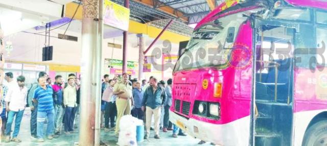 ನಿಯಂತ್ರಣ ತಪ್ಪಿ ಪ್ಲಾಟ ಪಾರ್ಮ ಮೇಲೆ ಚಲಿಸಿ ಬೇಕರಿ ಸ್ಟಾಲ್‌ಗೆ ಬಸ್ ಡಿಕ್ಕಿ 