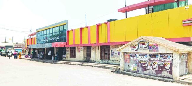 ಆಲಮೇಲ  ಬಸ್ ನಿಲ್ದಾಣದಲ್ಲಿ ನೀರಿಗಾಗಿ ಪರದಾಟ 