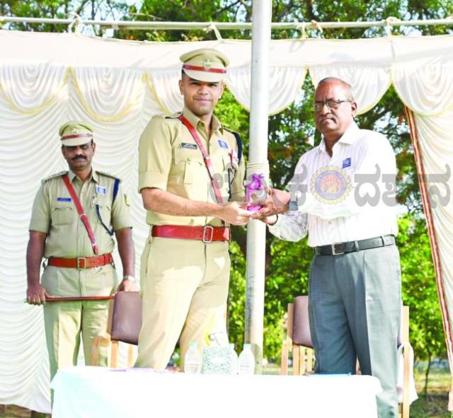 ಗದಗದಲ್ಲಿ ಪೊಲೀಸ್ ಧ್ವಜ ದಿನಾಚರಣೆ: ಸಮಾಜ ಕಾಪಾಡುವಲ್ಲಿ ಪೊಲೀಸರ ಪಾತ್ರ ಮಹತ್ವದ್ದು