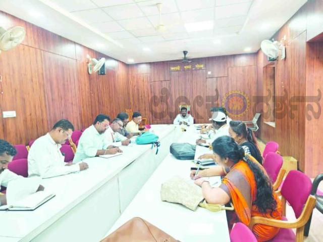       ವಿಜಯಪುರ ತಾಪಂ ಸಭಾಭವನದಲ್ಲಿ ನಾನಾ ಯೋಜನೆಯ ಪ್ರಗತಿ ಪರೀಶೀಲನೆ ಸಭೆ 