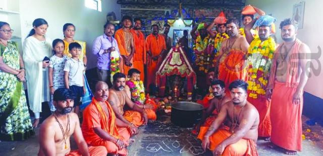 ಹನುಮ ಮಾಲಾಧಾರಿಗಳಿಂದ ಇರುಮುಡಿ ಧಾರಣೆ  