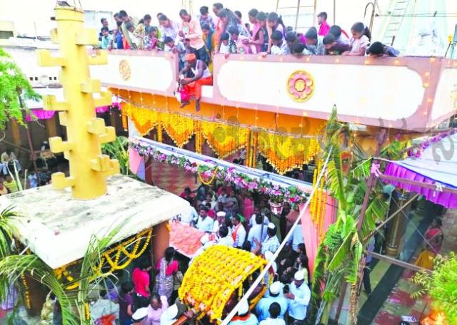 ಶ್ರೀಮಾರುತಿಗೆ ಹರಕೆ ಹೊತ್ತು ದೇಗುಲದ ಮೇಲಿಂದ ಮಕ್ಕಳನ್ನು ತೂರಿದ ಭಕ್ತರು 