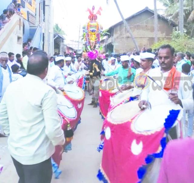 ವೀರಭದ್ರೇಶ್ವರ ದೇವಸ್ಥಾನ ರಥೋತ್ಸವಕ್ಕೆ ಶ್ರೀಗಳಿಂದ ಚಾಲನೆ 