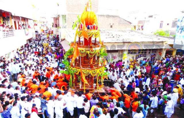 ಮೊಳಗಿದ ಜೈ ಶ್ರೀರಾಮ-ಜೈ ಹನುಮಾನ ಘೋಷಣೆಗಳು : ಹಾರೂಗೇರಿಯಲ್ಲಿ ಹನುಮಾನ ಜಯಂತಿ ವೈಭವ ಮಾರುತಿ ದೇವರ ಭವ್ಯ ರಥೋತ್ಸವ 