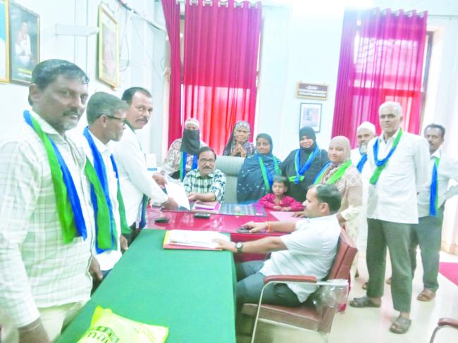 ನಗರದ ಕೊಳಗೇರಿಗಳ ಅಭಿವೃಧ್ದಿಯಲ್ಲಿ ಆಗುತ್ತಿರುವ ತಾರತಮ್ಯ ನೀತಿಯನ್ನು ಖಂಡಿಸಿ ಪೌರಾಯುಕ್ತರಿಗೆ ಮನವಿ 