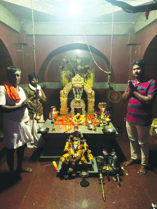 ಹಿಂಬರಿಕೆ ಟ್ರ್ಯಕ್ಟರ್ ಚಲಾಯಿಸಿಕೊಂಡು ಹೋಗಿ ಬಸವಣ್ಣ ದೇವರಿಗೆ ಭಕ್ತಿ ಸಮರ​‍್ಿಸಿದ - ನಂದೀಶ ಚಕ್ರಸಾಲಿ 