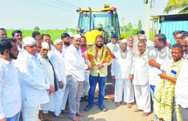 ಕೋಟಿ ವೆಚ್ಚದ ಡಾಂಬರೀಕರಣ ರಸ್ತೆಗೆ ಭೂಮಿ ಪೂಜೆ ನೆರವೇರಿಸಿದ ಶಾಸಕ ಮಹೇಂದ್ರ ತಮ್ಮಣ್ಣವರ
