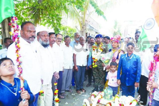 ಶ್ರೀ ವಿಜಯ ಅಶೋಕ ಬೇಡಕಿಹಾಳೆ ಇವರು ಭಾರತೀಯ ಸೇನೆಯಲ್ಲಿ ಸುಧಿರ್ಘ 17 ವರ್ಷ ಸೇವೆಸಲ್ಲಿಸಿ ಸೇವಾನಿವೃತ್ತಿ ಹೊಂದಿದ   ಇಂದು ಸ್ವಗ್ರಾಮವಾದ ನಸ್ಲಾಪುರದಲ್ಲಿ ಅದ್ದೂರಿಯಾಗಿ ಸ್ವಾಗತ 