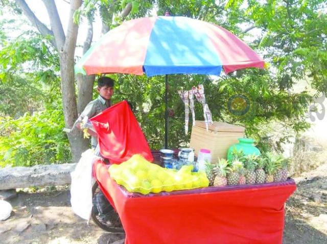 ಬಿಸಿಲಿನ ಬೇಗೆ ಸಂಕಟಕ್ಕೆ ಒಳಗಾಗುವಂತೆ ಮಾಡುತ್ತಿದೆ.ಮಾರ್ಚ್‌ ಆರಂಭವಾಗುತ್ತಿದ್ದಂತೆ ಎಲ್ಲೆಡೆಯೂ ಬಿಸಿಲು ಹೆಚ್ಚು 