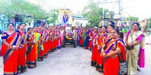 ಅಕ್ಕಮಹಾದೇವಿ ಪ್ರತಿಮೆಯ ಬೃಹತ್ ಮೆರವಣಿಗೆ: ಮುತೈದೆಯರಿಗೆ ಉಡಿ ತುಂಬುವ ಕಾರ್ಯಕ್ರಮ 