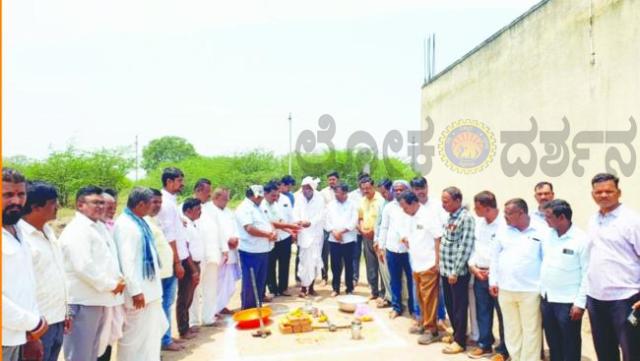 ಶಾಲೆಯ ಕೊಠಡಿ ನಿರ್ಮಾಣಕ್ಕೆ ಭೂಮಿ ಪೂಜೆ ನೆರವೇರಿಸಿದ- ಶಾಸಕ ಲಮಾಣಿ  