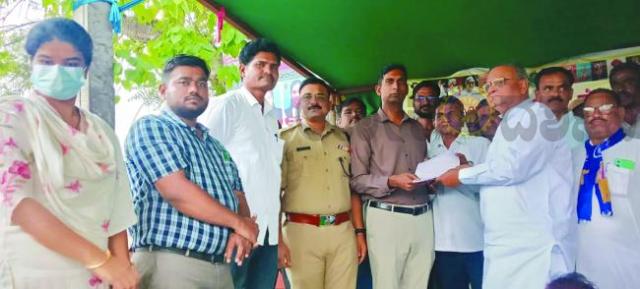 ಪ್ರಜಾಸೌಧ ಸ್ಥಳಾಂತರಕ್ಕೆ ಪಟ್ಟು: ಜಿಲ್ಲಾಧಿಕಾರಿ ಭರವಸೆಗೂ ಮಣಿಯದ ಹೋರಾಟಗಾರರು 