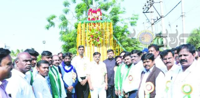 ಡಾ.ಬಾಬು ಜಗಜೀವನ ರಾಂ ಜಯಂತ್ಯುತ್ಸವ: ಪ್ರತಿಮೆಗೆ ಮಾಲಾರೆ​‍್ಣ  