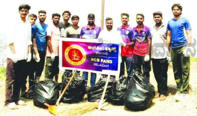 ಕಾಕತಿ ರಾಣಿ ಚೆನ್ನಮ್ಮಳ ಕೋಟೆ ಆವರಣದಲ್ಲಿ ಆರ್‌ಸಿಬಿ ಅಭಿಮಾನಿಗಳಿಂದ ಸ್ವಚ್ಛತಾ ಕಾರ್ಯ 
