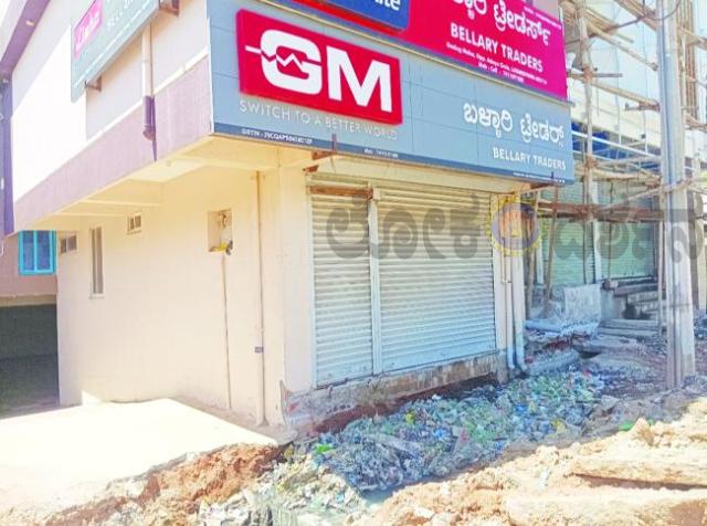 ಸ್ವಚ್ಛತೆ ಕಾಣದೆ ಗಬ್ಬದ್ದು ಚರಂಡಿ  ಅಂಗಡಿ ವ್ಯಾಪಾರ ಬಂದ್   