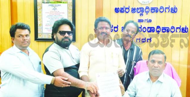 ಸವಿತಾ ಸಮಾಜದ ಕುಲಕಸುಬಿಗೆ ಕನ್ನ ಹಾಕುವ ಪ್ರಯತ್ನಕ್ಕೆ ಜಿಲ್ಲಾಧಿಕಾರಿಗಳಿಂದ ಬ್ರೇಕ್‌: ಕಾರ್ಮಿಕ ಇಲಾಖೆ ಅಧಿಕಾರಿಗಳಿಗೆ ತರಾಟೆ