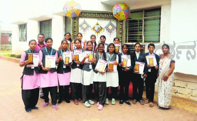   ಸರ್ಕಾರಿ ಪ್ರಥಮ ದರ್ಜೆ ಕಾಲೇಜಿನ ವಿದ್ಯಾರ್ಥಿನಿಯರಿಗೆ ಸನ್ಮಾನ 