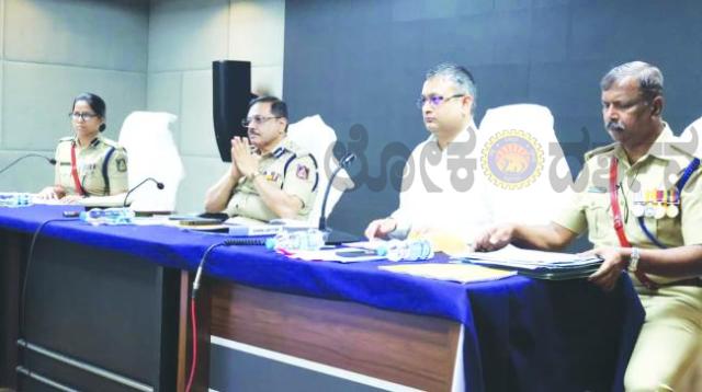 ಬಳ್ಳಾರಿಗೆ ಡಿಜಿಪಿ ಡಾ.ಎಂ.ಎ. ಸಲೀಂ ಭೇಟಿ, ಅಧಿಕಾರಿಗಳೊಂದಿಗೆ ಸಭೆಭ್ರಷ್ಟಾಚಾರ ಮುಕ್ತ ಸೇವೆಗೆ ಕರೆ 