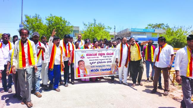 ಹಿಂದಿ ಸಾಮ್ರಾಜ್ಯಶಾಹಿಗಳ ಪರವಾಗಿ ವರ್ತಿಸುತ್ತಿರುವ ರಾಜ್ಯಪಾಲಽ ರಾಜ್ಯಪಾಲರನ್ನು ಕೇಂದ್ರ ಸರ್ಕಾರ ಹಿಂದಕ್ಕೆ ಕೆರಸಿಕೊಳ್ಳಬೇಕು