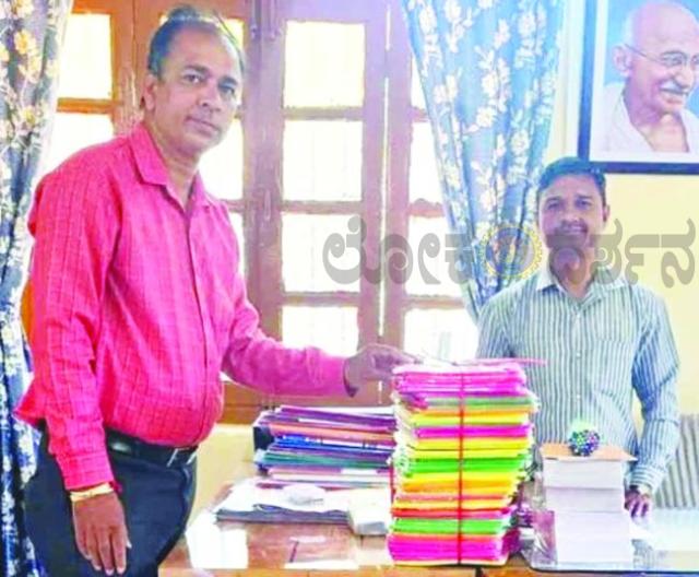 ಫೇಸ್‌ಬುಕ್ ಫ್ರೆಂಡ್ಸ್‌ ತಂಡದಿಂದ ಉಚಿತ ಶೈಕ್ಷಣಿಕ ಸಾಮಗ್ರಿ ವಿತರಣೆ  