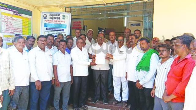 ಹಿಂದೂ ಸಮುದಾಯಕ್ಕೆ ಮೀಸಲಿರುವ ಭೂಮಿಯನ್ನು ತೆರವುಗೊಳಿಸುವಂತೆ ವೀರಶೈವ ಲಿಂಗಾಯತ ಸಮುದಾಯದಿಂದ ಪ್ರತಿಭಟನೆ