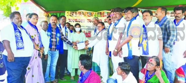 ತಾಳಿಕೋಟೆ ಪ್ರಜಾಸೌಧ ಸ್ಥಳಾಂತರಕ್ಕೆ ತೀವ್ರ ವಿರೋಧ: 41ನೇ ದಿನವೂ ಮುಂದುವರಿದ ಧರಣಿ   