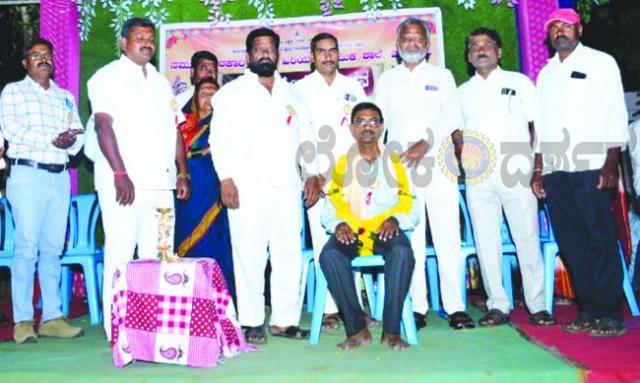 ಮದಭಾವಿ ಗ್ರಾಮದ ಸರಕಾರಿ ಕನ್ನಡ ಹಿರಿಯ ಪ್ರಾಥಮಿಕ ಶಾಲೆಯಲ್ಲಿ ಬೀಳ್ಕೊಡುವ ಹಾಗೂ ಸತ್ಕಾರ ಸಮಾರಂಭ ಸಮಾರಂಭ 