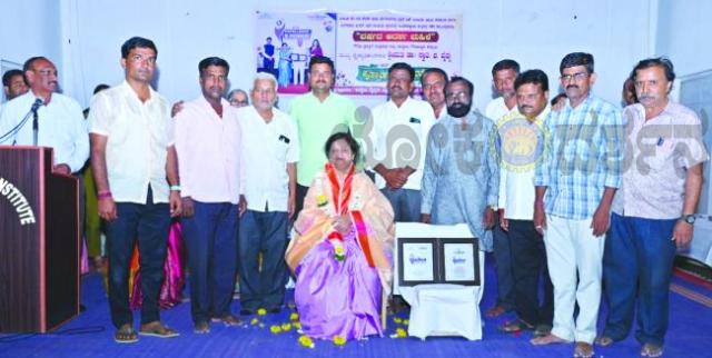 ವರ್ಷದ ಆದರ್ಶ ಮಹಿಳೆ ಡಾ. ಸ್ವಾತಿ ವೈದ್ಯ ಅವರಿಗೆ  ಸನ್ಮಾನ