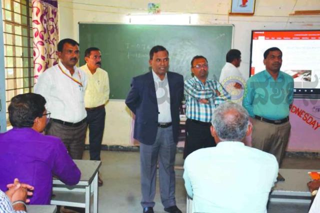 ಗದಗದಲ್ಲಿ ಗಣತಿದಾರರಿಗೆ ಸಮಗ್ರ  3 ದಿನಗಳ ತರಬೇತಿ ಶಿಸ್ತು, ನಿಖರತೆ ಮತ್ತು ಜನಸಹಭಾಗಿತ್ವಕ್ಕೆ ಜಿಲ್ಲಾಧಿಕಾರಿ ಸಿ ಎನ್ ಶ್ರೀಧರ ಒತ್ತು 