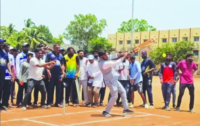 ಕ್ರಿಕೆಟ್ ಟೂರ್ನಿಗೆ ಶಾಸಕ ಕೃಷ್ಣನಾಯಕ ಚಾಲನೆ 
