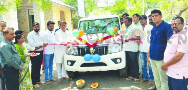 ನೂತನವಾಗಿ ಖರೀದಿಸಿದ ಬೊಲೆರೋ ವಾಹನ ಚಾಲನೆ 
