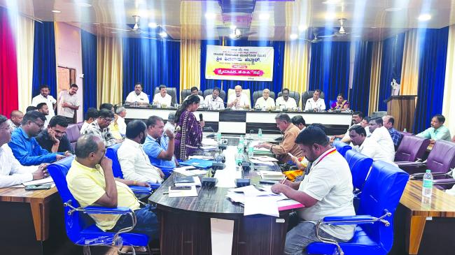 ಮುಂಡಗೋಡ ಕೆಡಿಪಿ ಸಭೆ:  ಜನರಿಗೆ ಯೋಜನೆಗಳು ತಲುಪಲಿ: ಹೆಬ್ಬಾರ್ ಖಡಕ್ ಎಚ್ಚರಿಕೆ!  