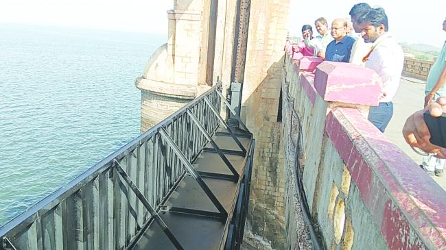 ತುಂಗಭದ್ರಾ ಜಲಾಶಯದ ಕ್ರಸ್ಟ್‌ ಗೇಟ್‌ಗಳ ಅಳವಡಿಕೆ ಕಾಮಗಾರಿ ಪರೀಶೀಲಿಸಿದ ಜಿಲ್ಲಾಧಿಕಾರಿಗಳಾದ  ಡಾ.ಸುರೇಶ ಬಿ.ಇಟ್ನಾಳ 