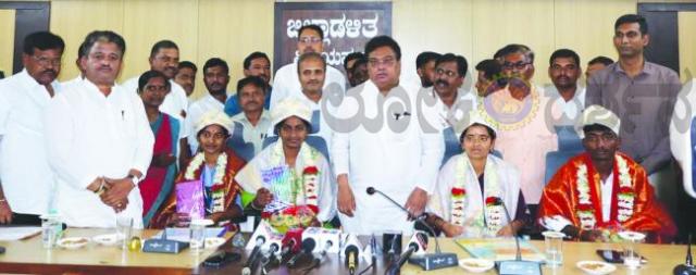 ಜಿಲ್ಲೆಯ ಸಾಧಕ ವಿದ್ಯಾರ್ಥಿಗಳಿಗೆ ಸಚಿವರಿಂದ ಸನ್ಮಾನ 