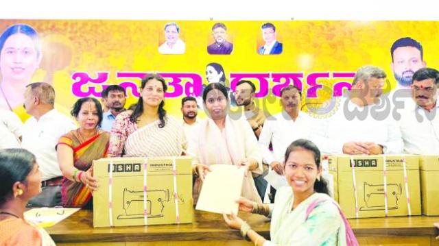 ಹೊಲಿಗೆ ಯಂತ್ರಗಳನ್ನು ವಿತರಿಸಿದ ಸಚಿವೆ ಲಕ್ಷ್ಮೀ ಹೆಬ್ಬಾಳಕರ್ 