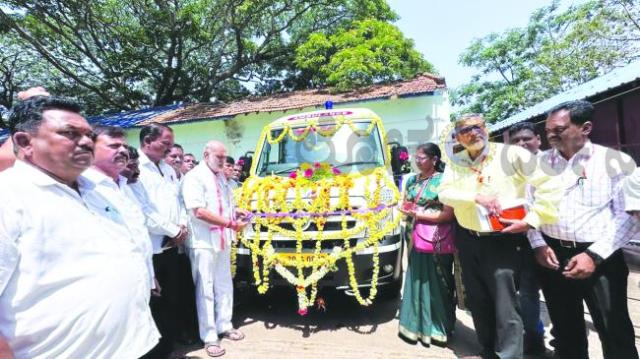 ಮುಂಡಗೋಡ ಆಸ್ಪತ್ರೆಗೆ ಸುಸಜ್ಜಿತ ಅಂಬುಲೆನ್ಸ್‌ ಹಸ್ತಾಂತರ  