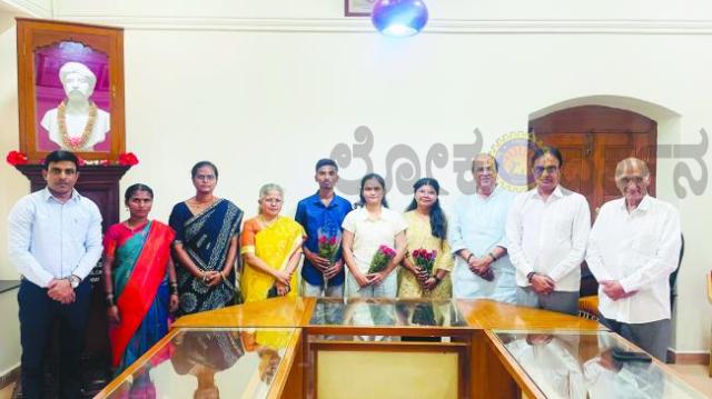 ಕಲಾ ವಿಭಾಗದಲ್ಲಿ ಸೃಷ್ಟಿ ಸೊಲೋನಿ ರಾಜ್ಯಕ್ಕೆ 3ನೇ ರ್ಯಾಂಕ್, ಮಾರುತಿ ನಾಯ್ಕ 7ನೇ ರ್ಯಾಂಕ್, ವಾಣಿಜ್ಯದಲ್ಲಿ ಪ್ರೀನಿಯಾ ಮೂಡಲಗಿ 9ನೇ  ರ್ಯಾಂಕ್  